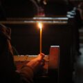 horiaca sviečka v šere kostola pri spoločnej modlitbe