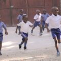 haitské deti hrajú futbal
