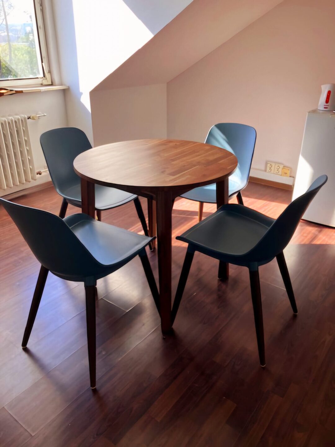 nový jedálensky stolik