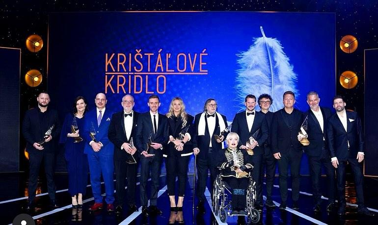 Alexandra Hovancová a jej tím s ocenením Krištáľové krídlo