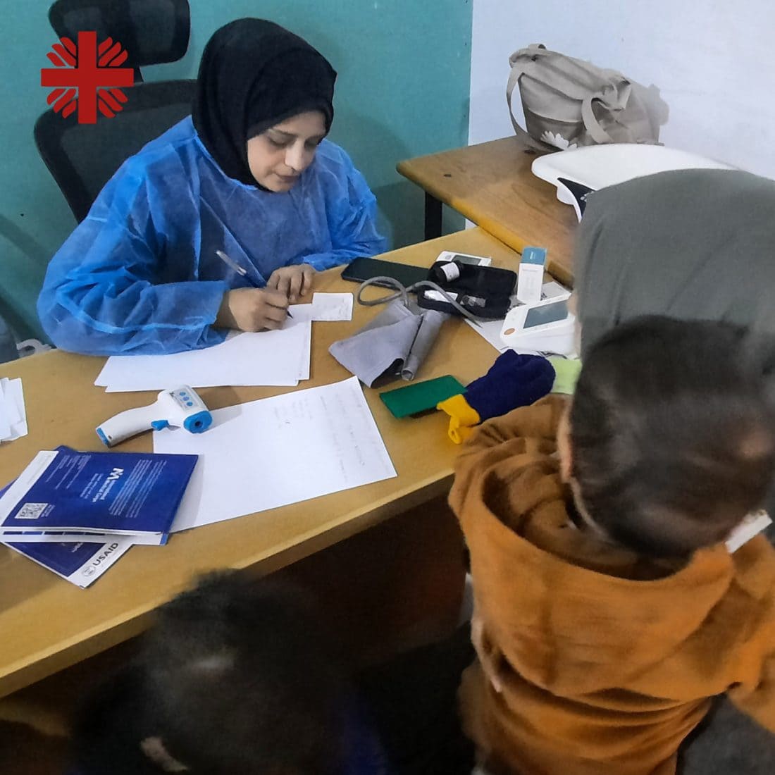 Pani vypĺňa dokument a rieši pomoc obetiam konfliktu