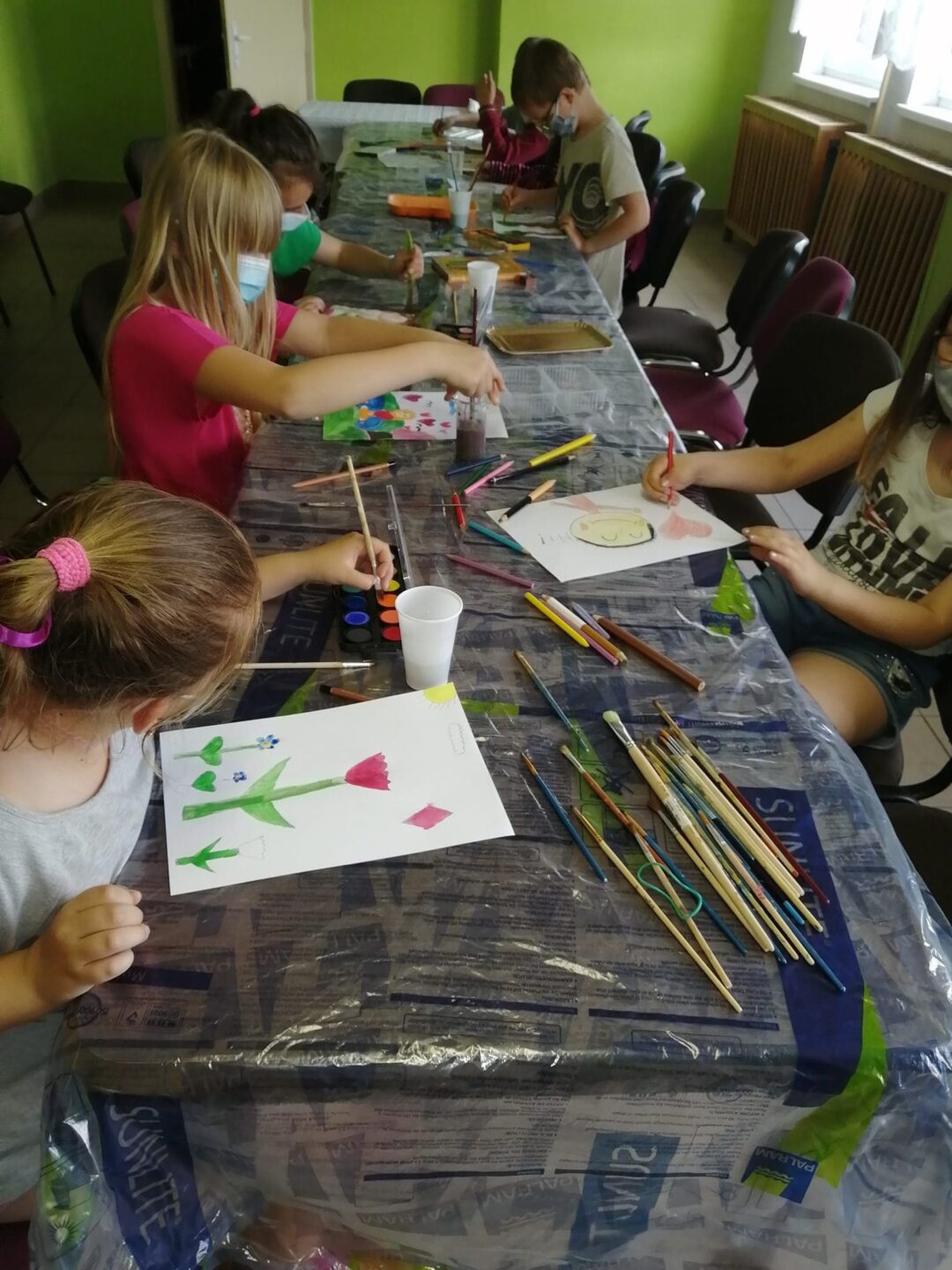 detí maľujú výkresy