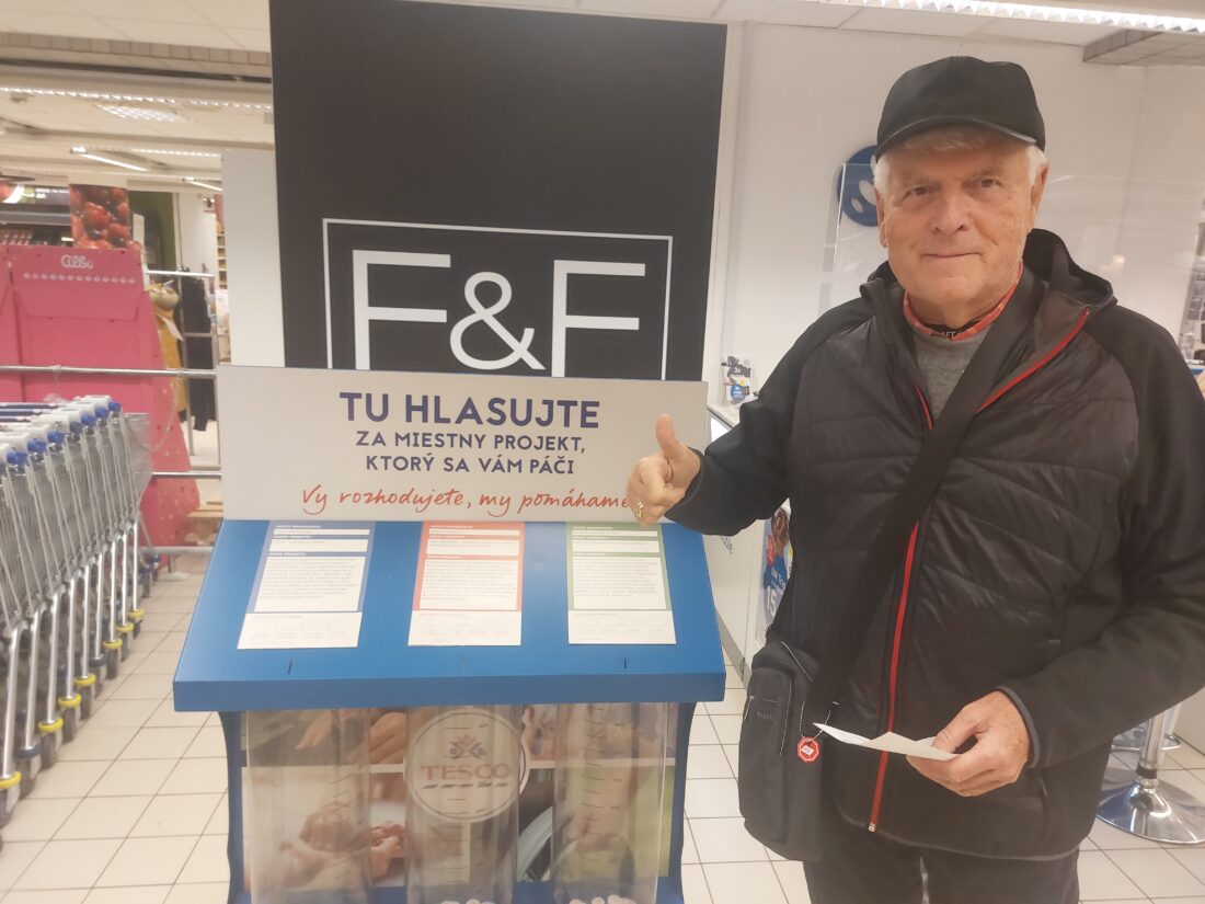 Vhodením žetónu môžu zákazníci podporiť projekt charitnej záhrady.