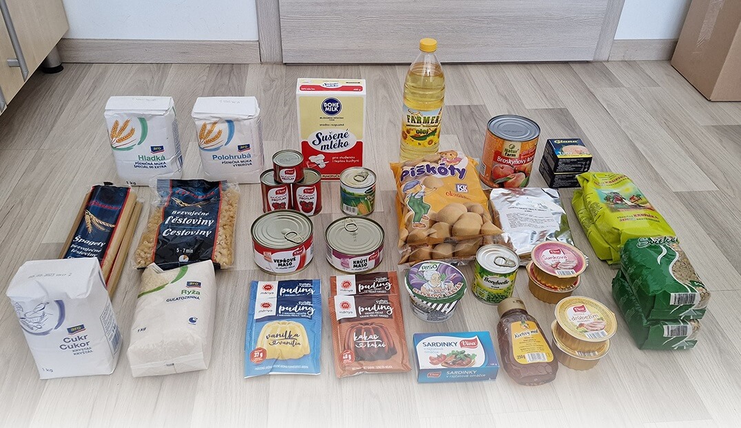 Potravinový balíček zabezpečí núdznym základné suroviny.

