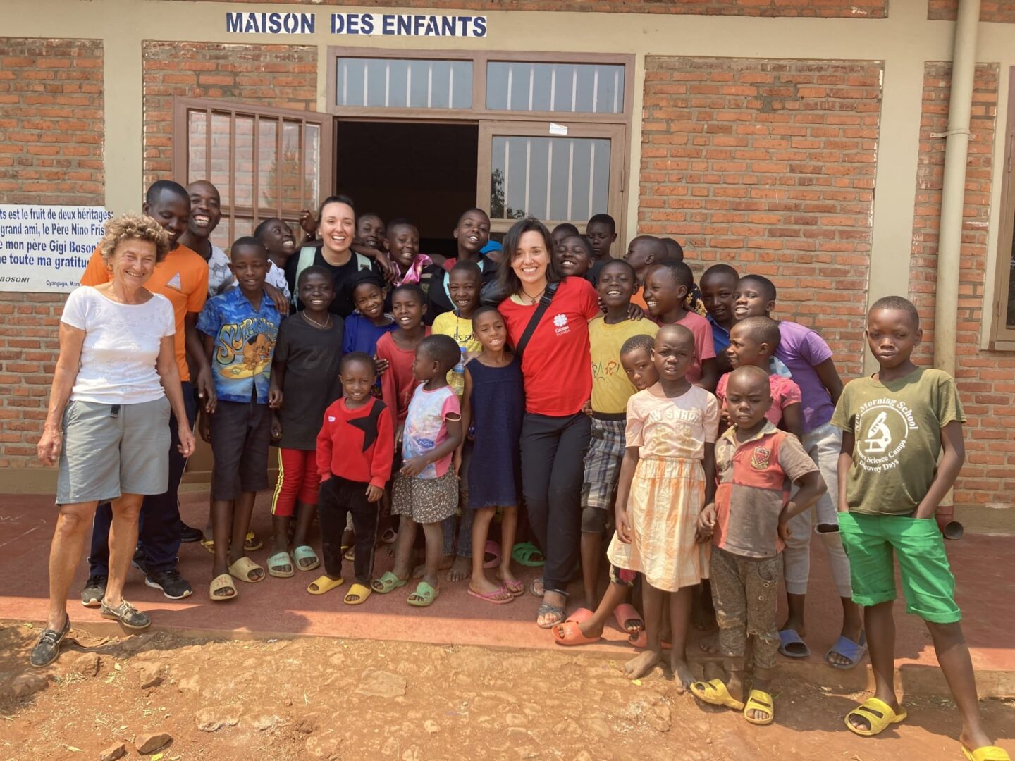 mária a karolína rudolfové s miestnymi deťmi v rwande