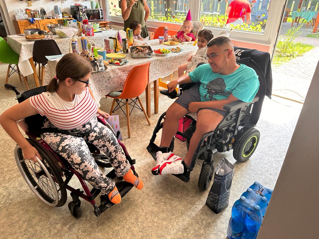 Dvaja vozíčkári v zariadení pro o deti s vážnymi zdravotnými diagnózami