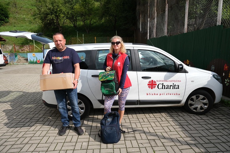 Členovia Charity deťom po celom Slovensku distibuujú vyzbierané školské pomôcky