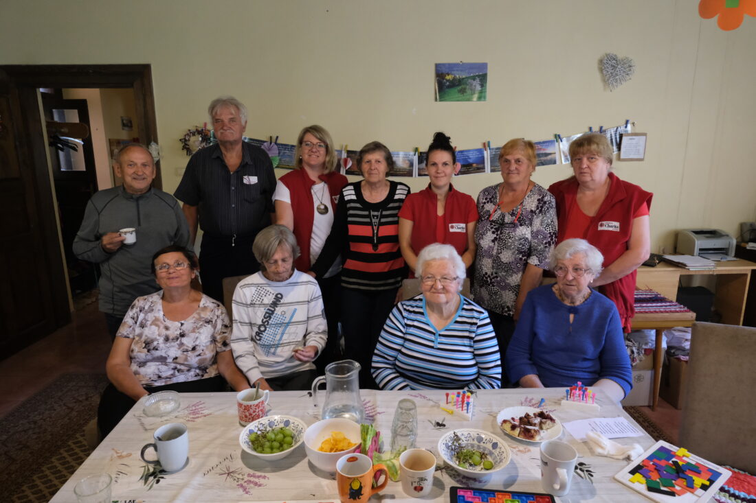 Skupinová fotografia obyvateľov a personálu domova seniorov