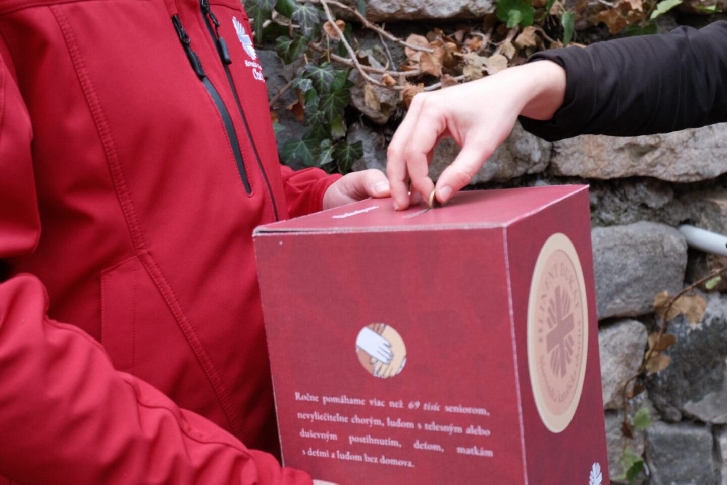 Zbieranie peňazí do charitnej pokladničky