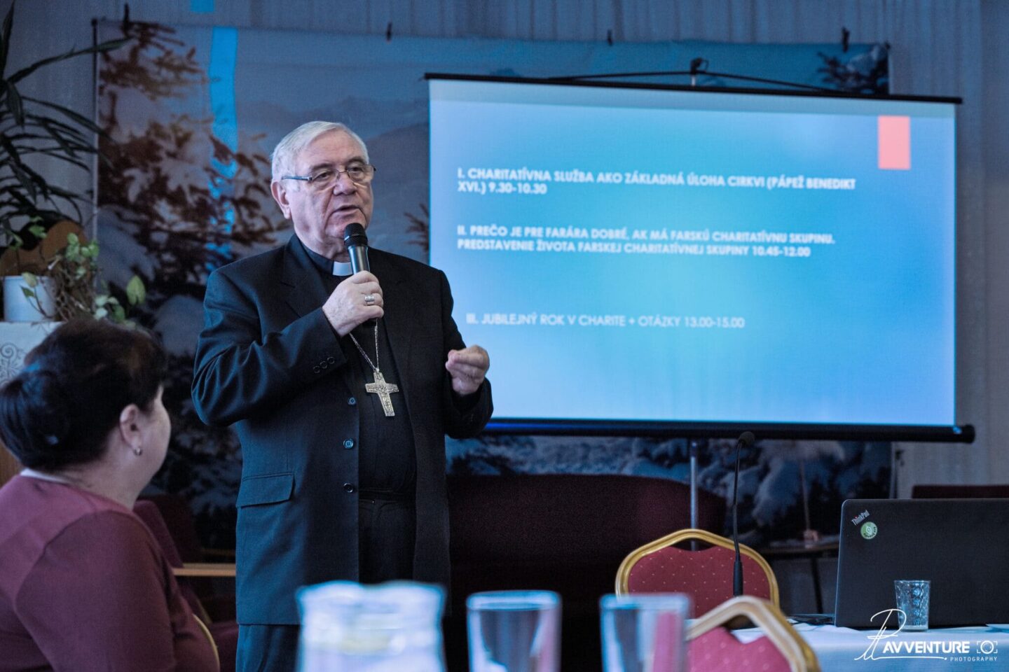 Ferenc Árvai prednáša o charitatívnej službe