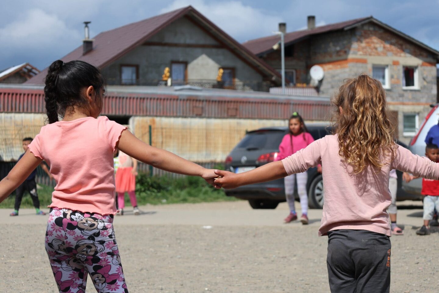 dve slečny sa držia za ruky