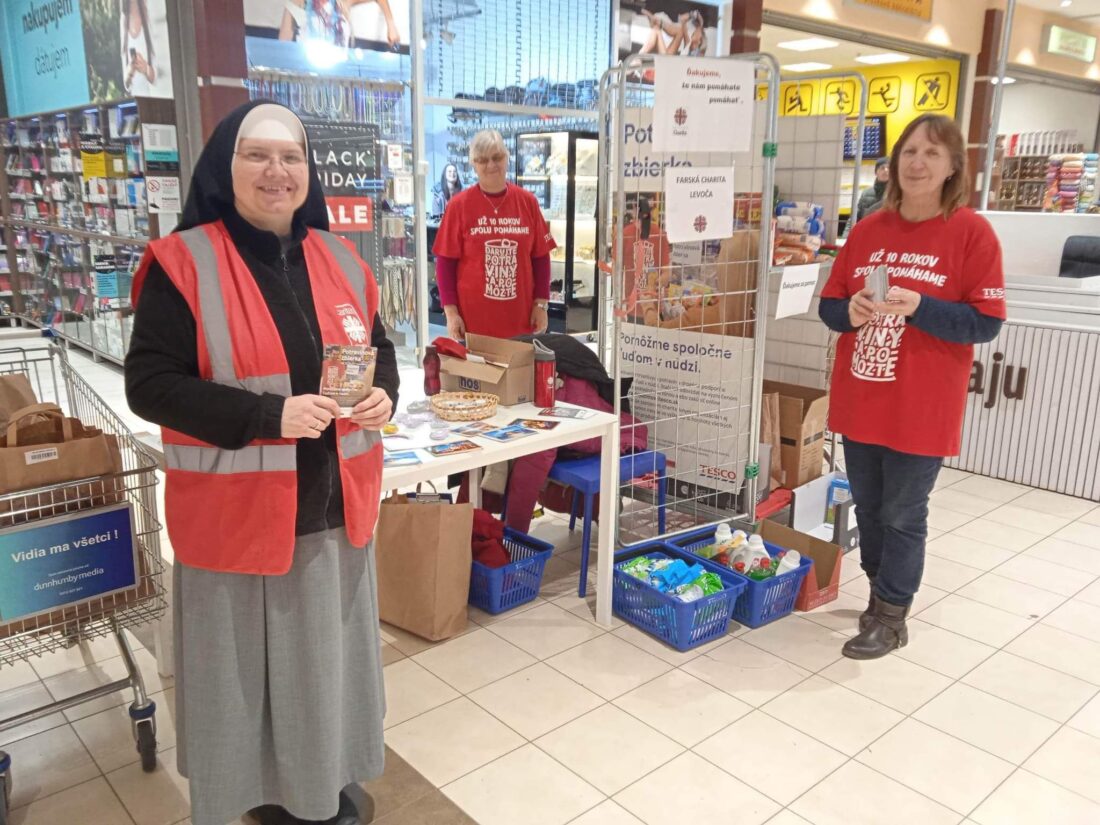 Dobrovoľníci pomáhali počas potravinovej zbierky vo všetkých diecéznych charitách na Slovensku.