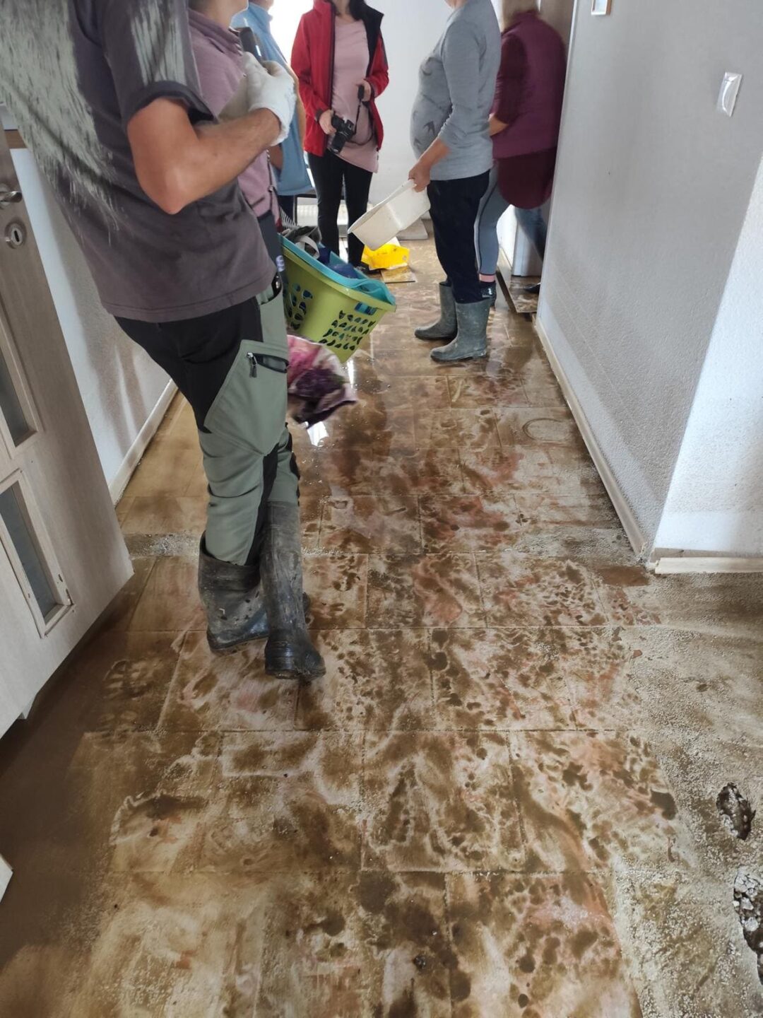 Zaplavená miestnosť po povodni