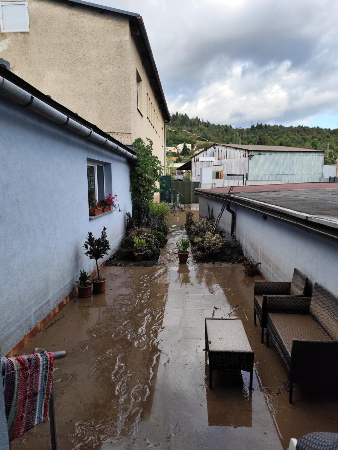 Voda dosahujúca vysoko po steny domu počas povodne