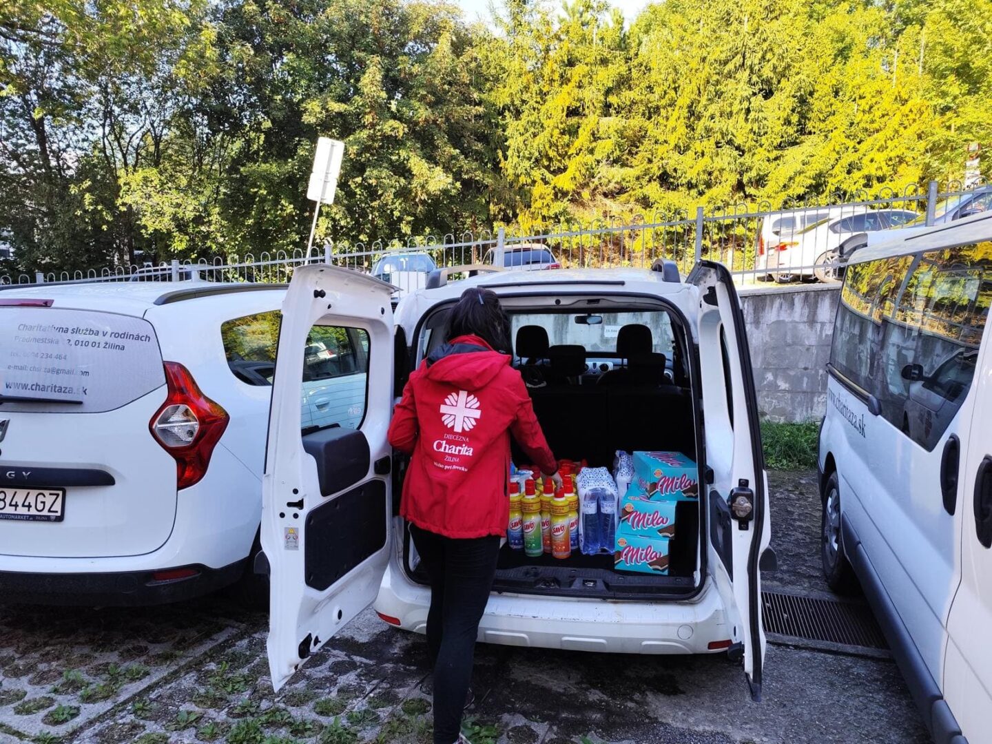 žena rozváža materiálnu pomoc obetiam povodní