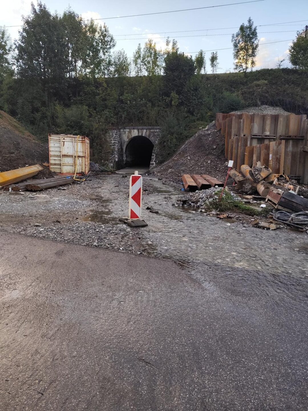 voda steká po ceste