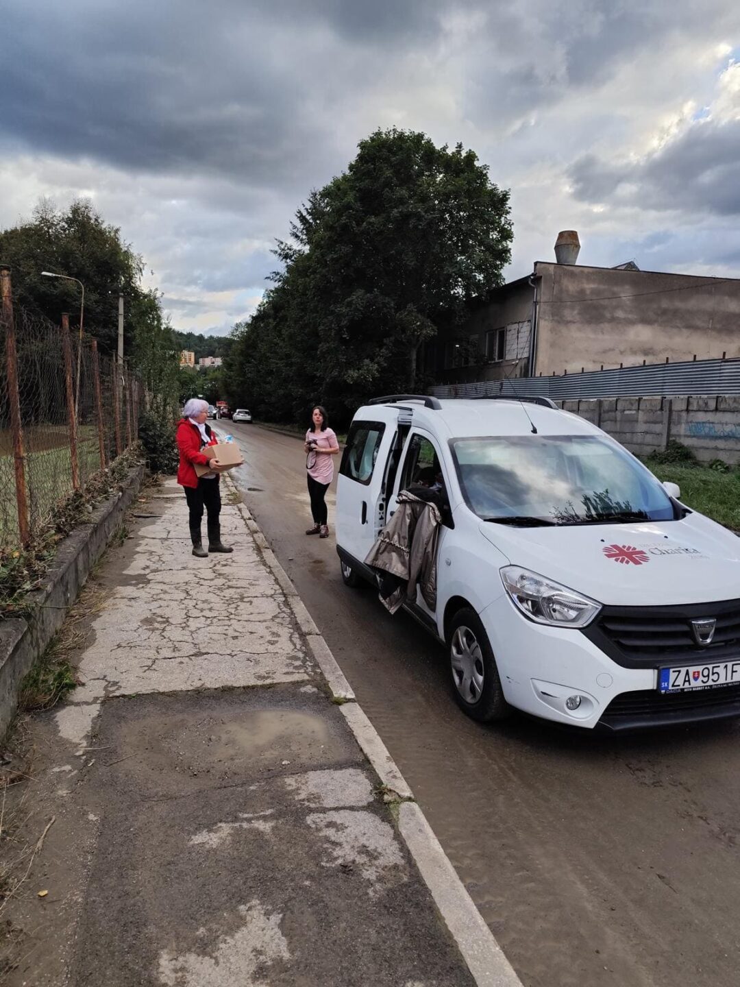 Pracovníčka Charity hodnotí situáciu po povodni a poskytuje pomoc