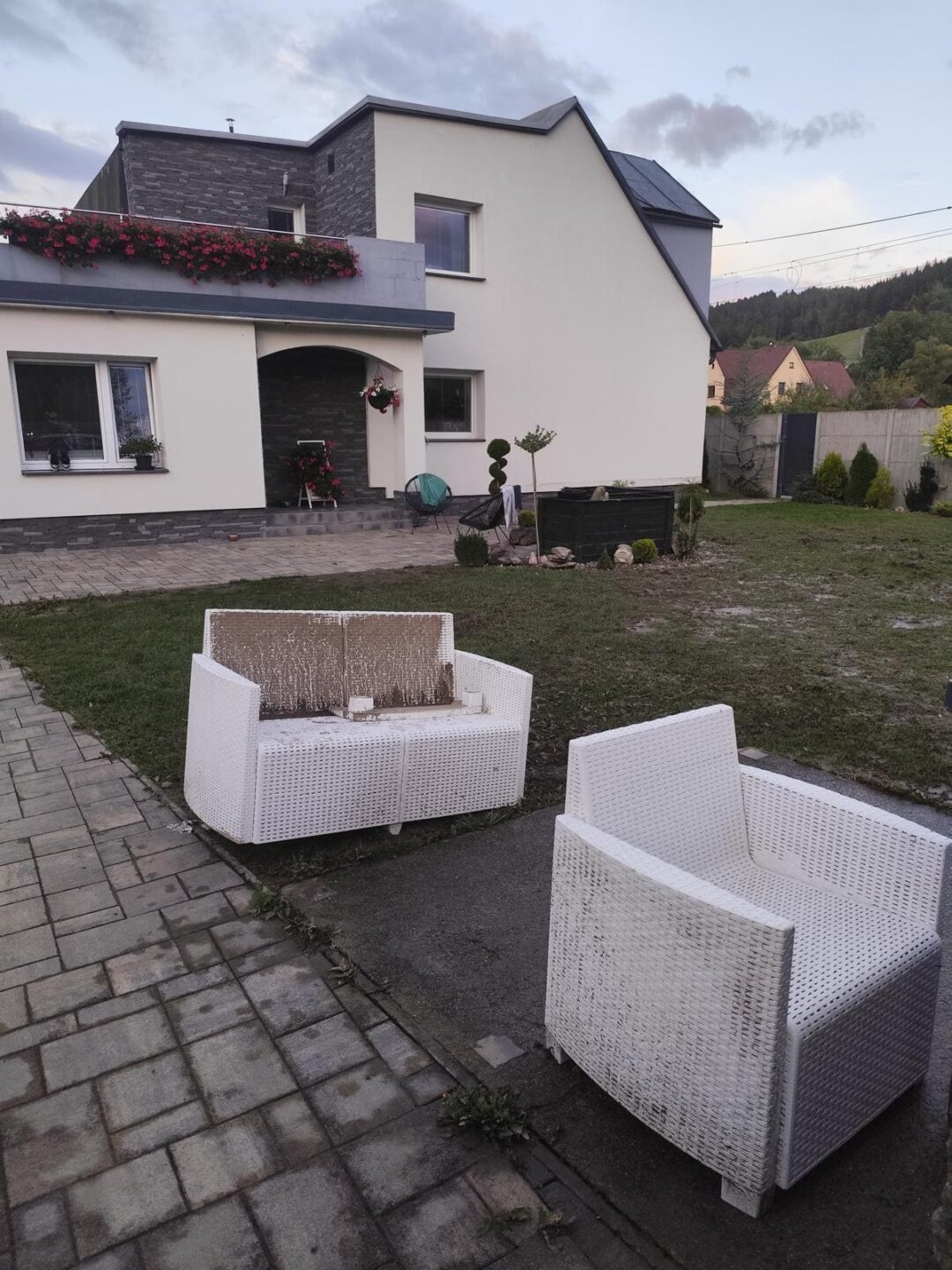 Zničený nábytok po povodni