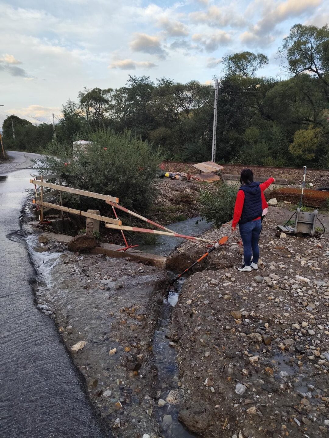 Zábrana na mieste, kadiaľ pretekala voda počas povodne