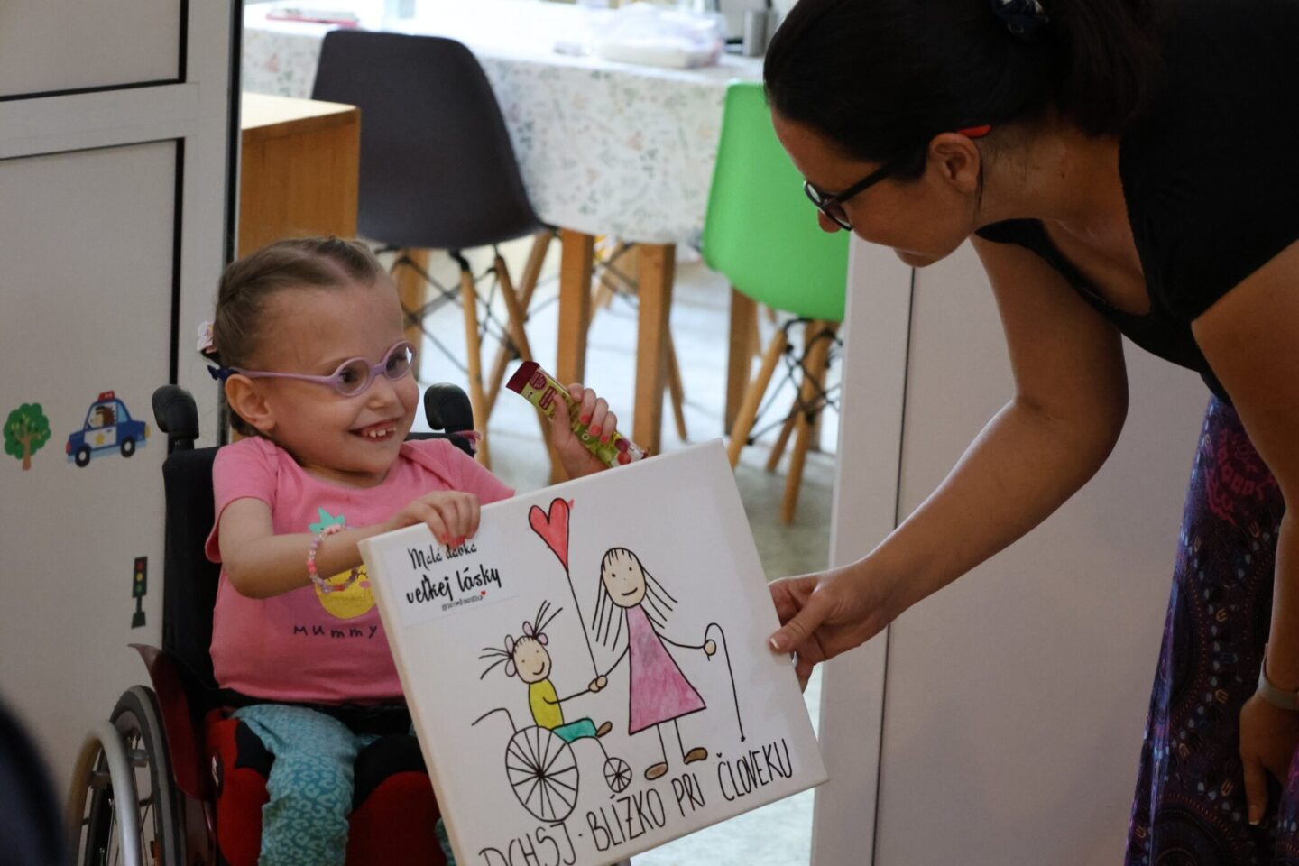 Dievča z Domu svätého Jozefa ukazuje svoj obrázok