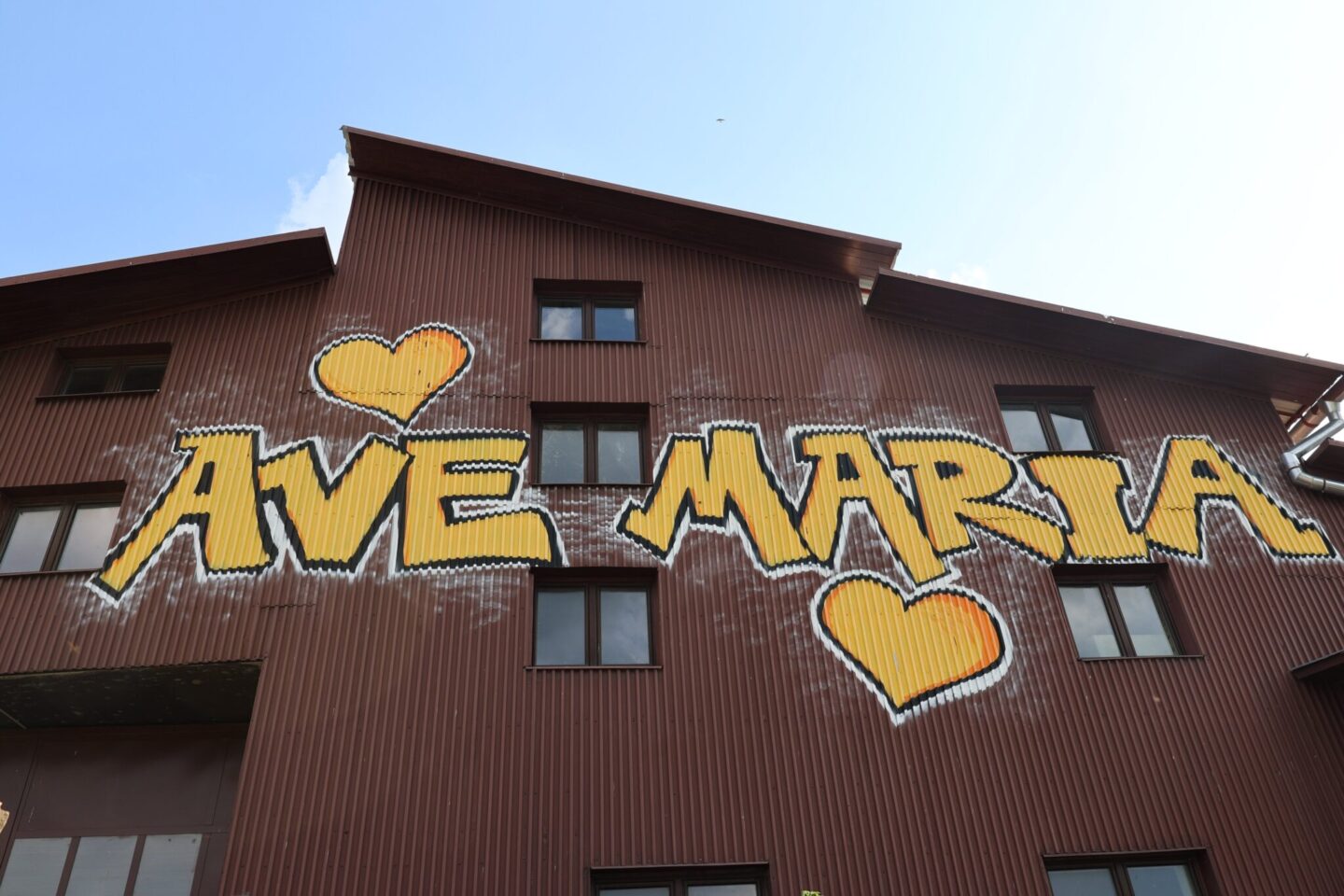 Budova s nápisom Ave Maria v areáli Inštitútu Krista Veľkňaza