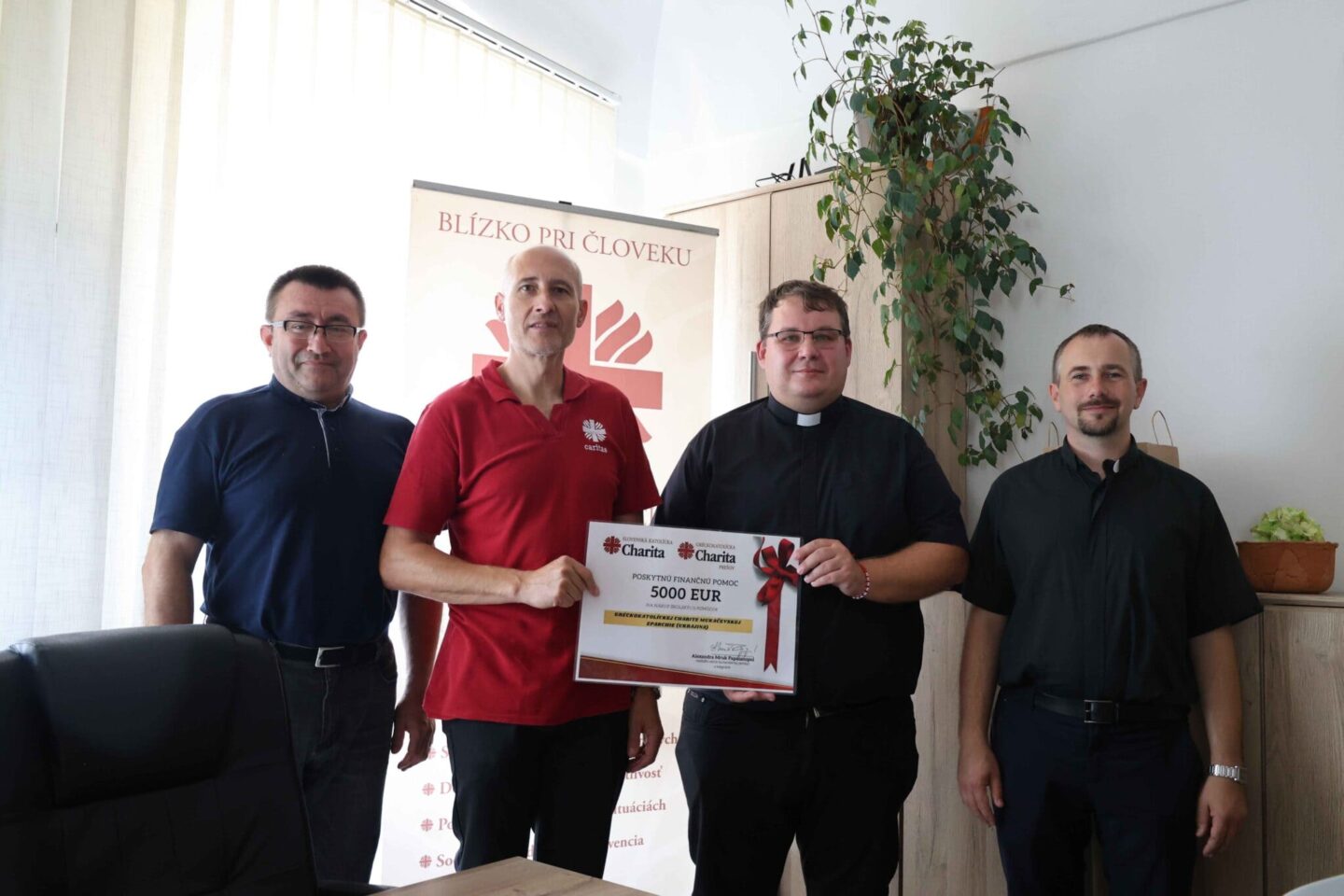 Charita predáva šek na 5000 eur