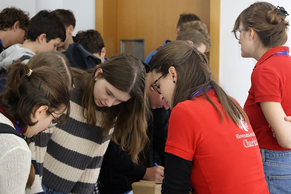 Zástupkyne Slovenskej katolíckej charity hovorí s účastníčkami Dňa peňazí