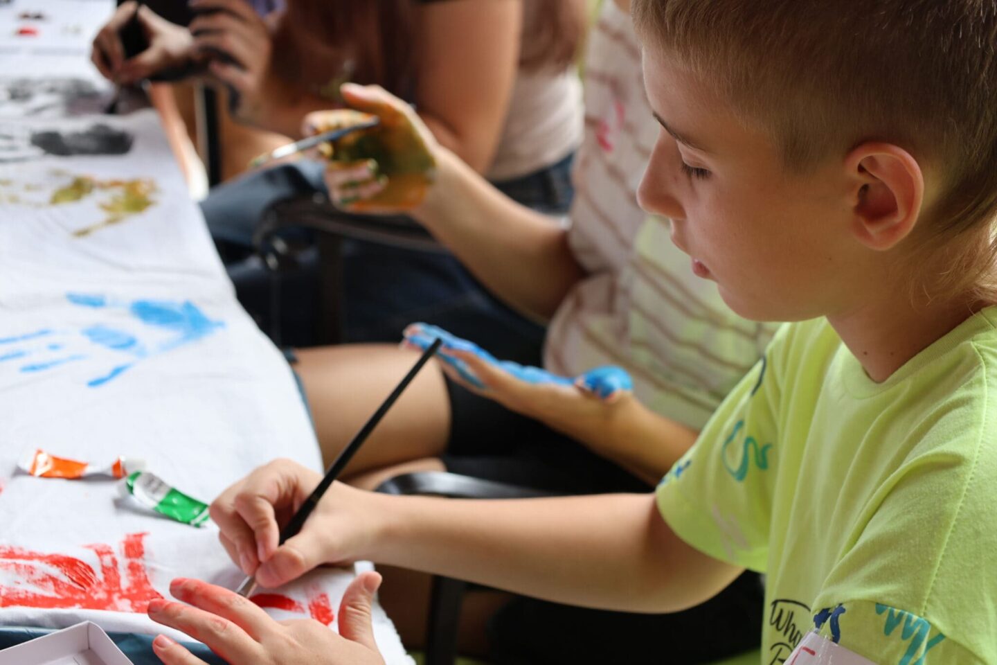 deti maľujú štetcami