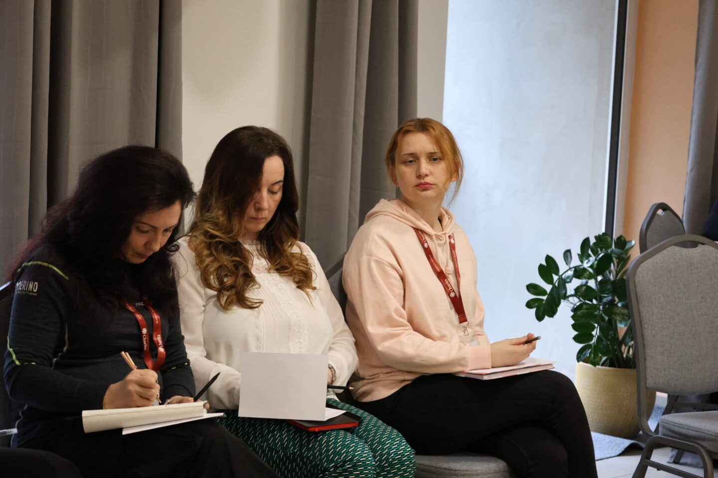 tri ženy si píšu poznámky
