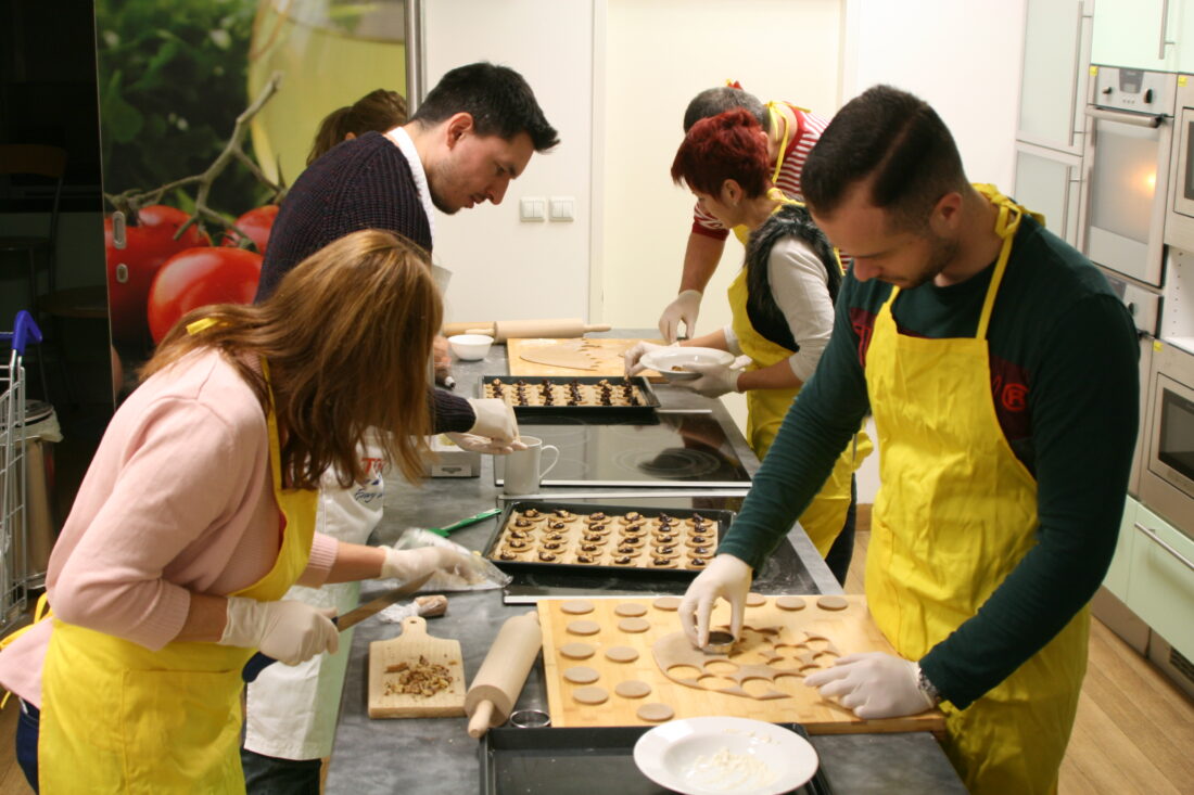 Finančné oddelenie spoločnosti TESCO sa zapojilo do vianočného pečenia pre charitu.