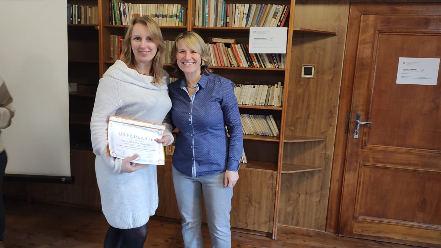 Kateryna preberá osvedčenie o absolvovaní kurzu