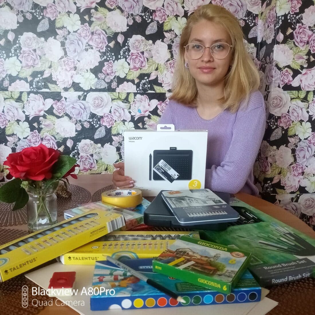 Dievča dostalo výtvarné a kaligrafické pomôcky