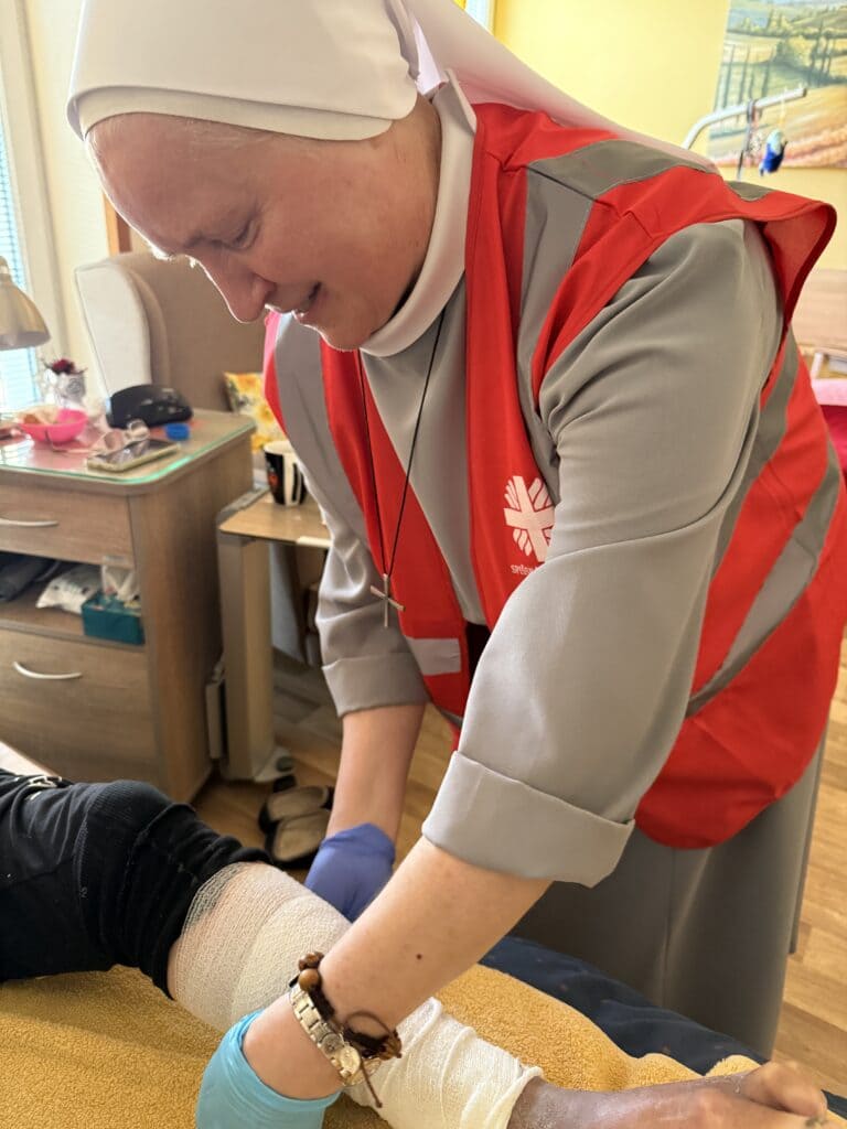 mníška ošetruje zranenie