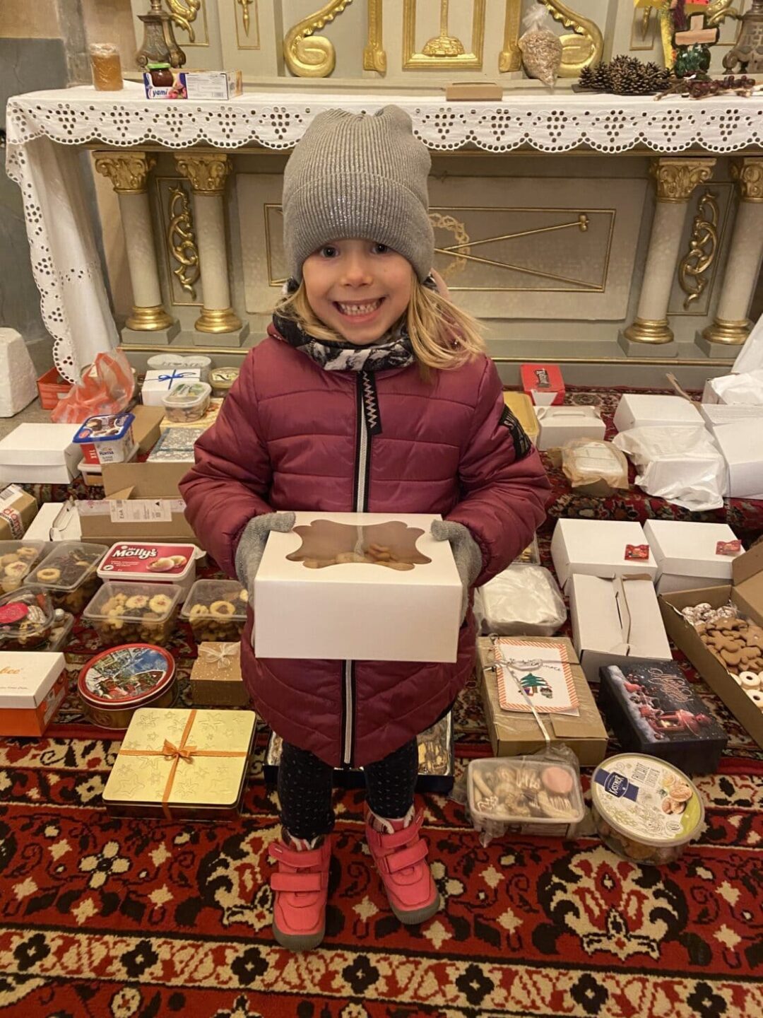 Dievča drží krabicu s cukrovím