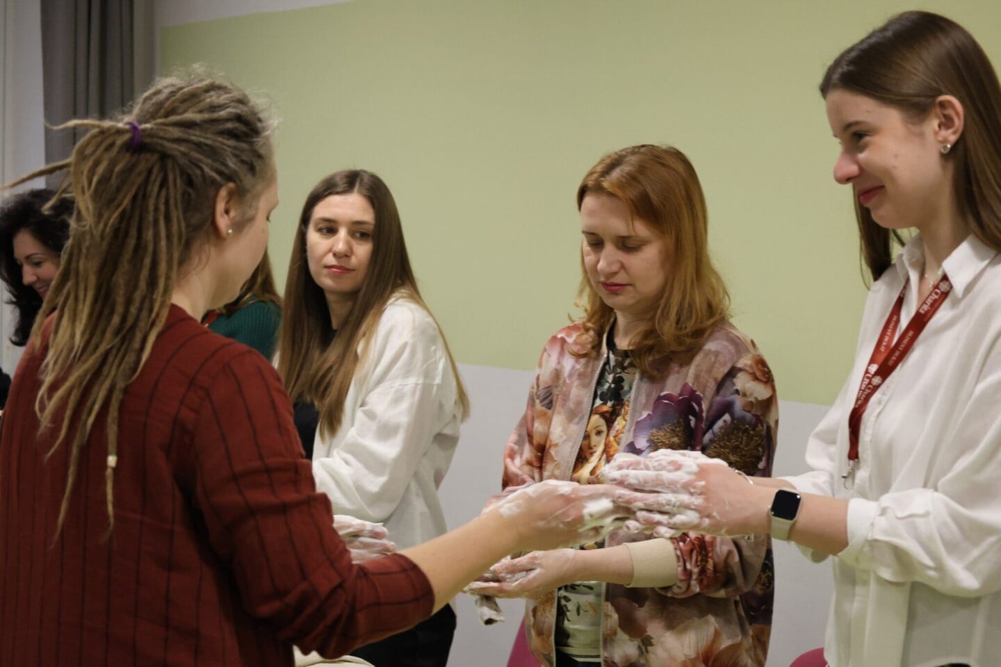 ženy, ktoré robia plstenie ako terapie