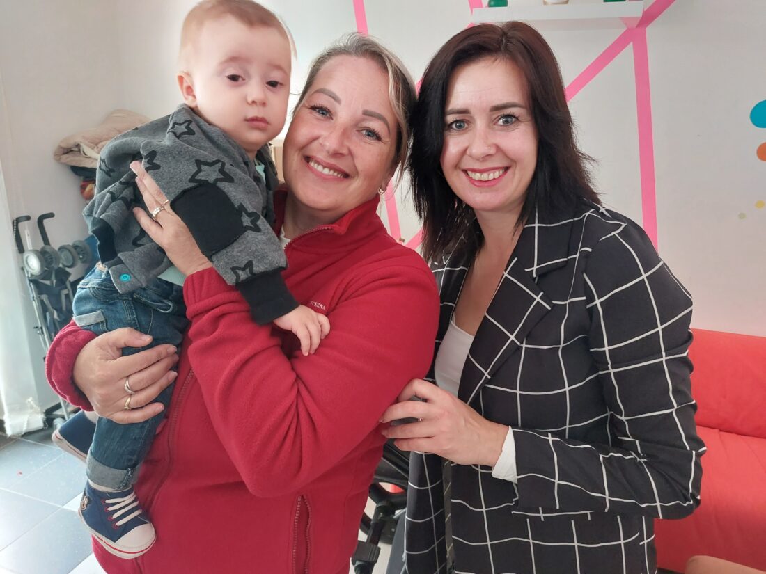 Pani Ivanna so synom a Beata Kačinecová z Charitného centra podpory