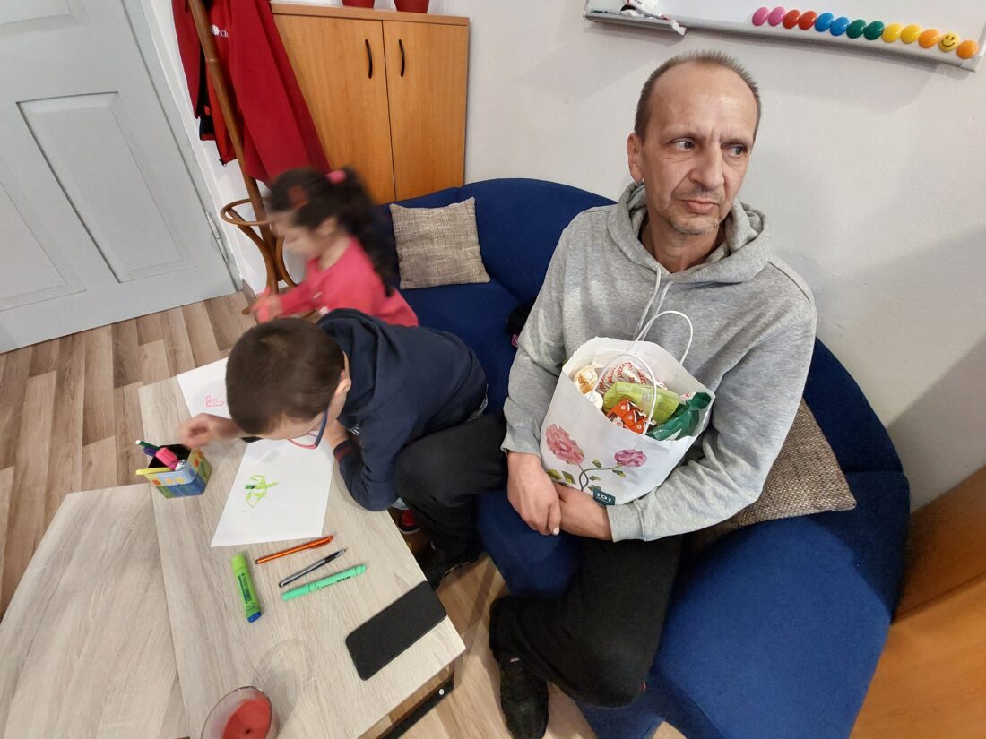 Otec so svojimi dvoma deťmi