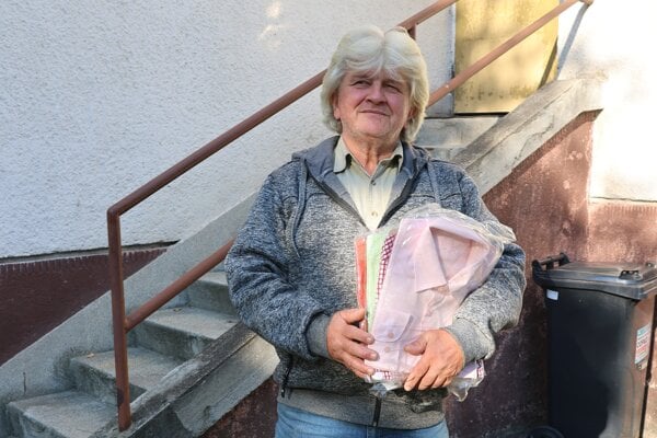 Muž drží nové oblečenie