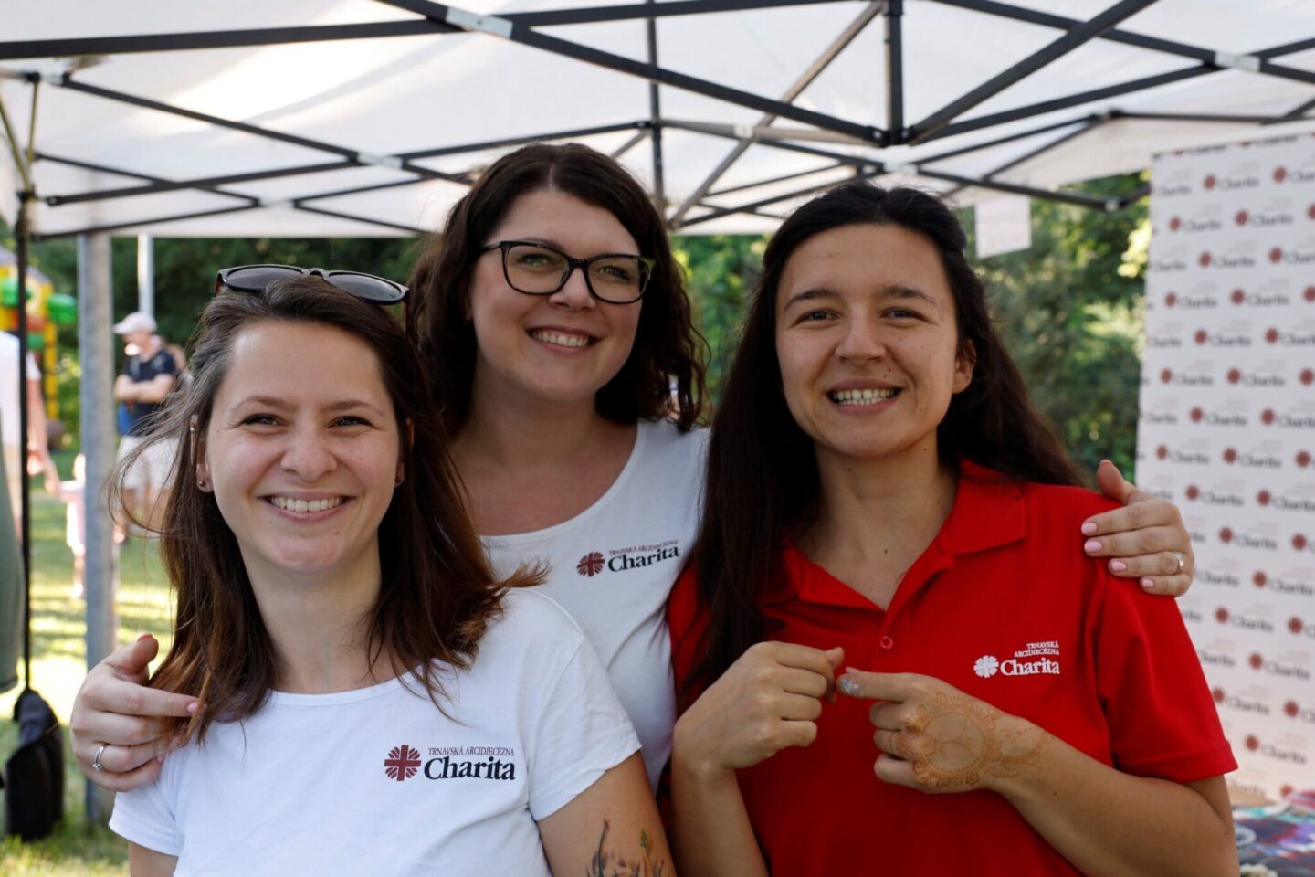 tri ženy z charity sa usmievajú