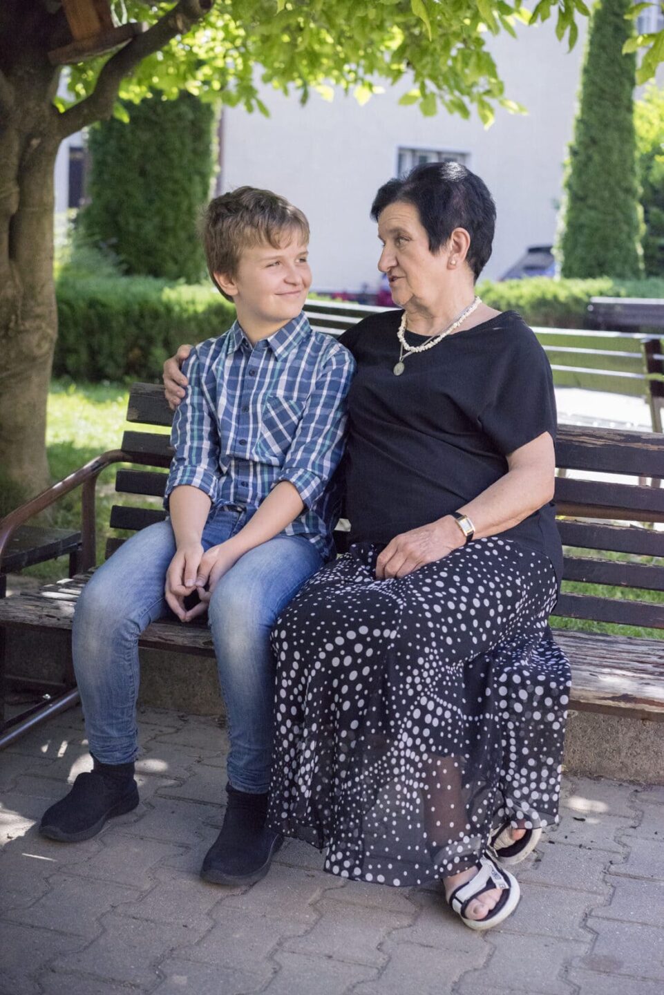 Marcel, ktorý získat štipendium, so svojou babkou