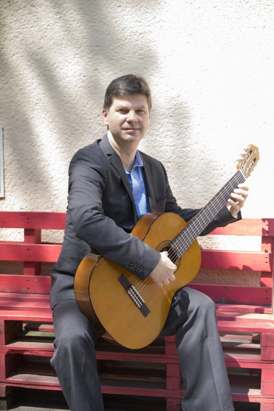 Učiteľ s gitarou, ktorú vďaka štipendiu kúpili pre 14-ročné dievča