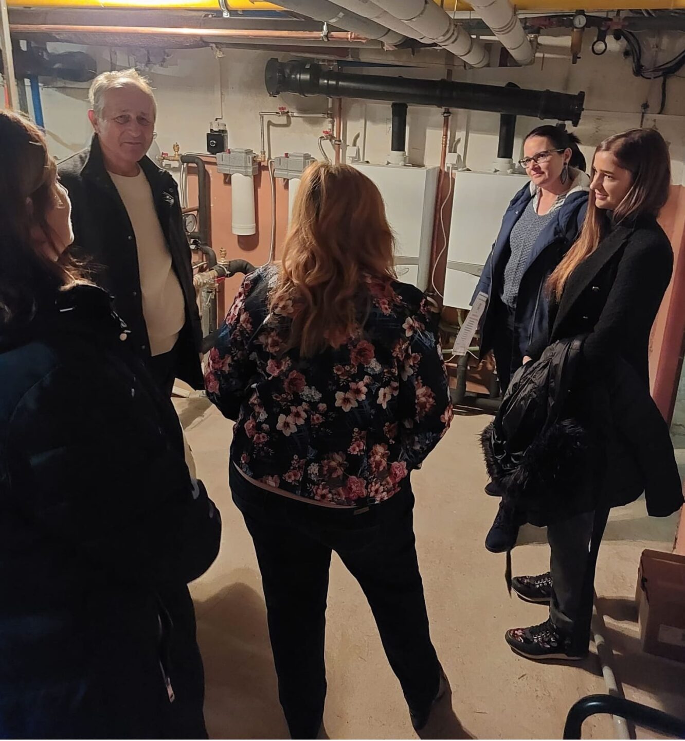 skupina ľudí sa rozpráva v kotolni