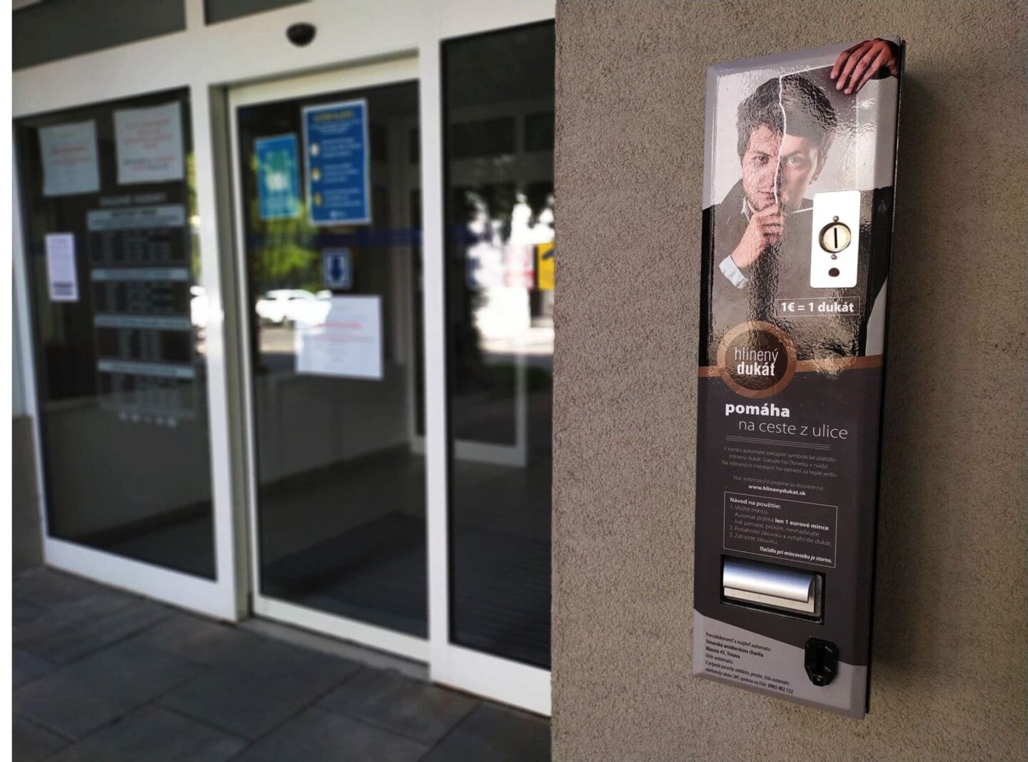 automat na hlinené dukáty vedľa vchodových dverí