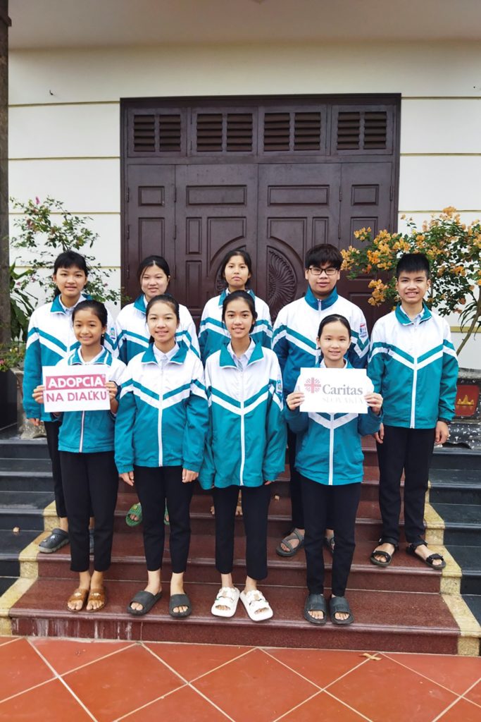 Skupina vietnamských detí zapojených do programu Adopcia na diaľku